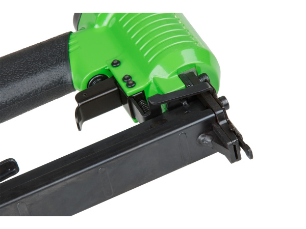 Пневмостеплер ECO ASL-40B (Скобы 20GA, 4.8-7.5 бар, 0.8 л/удар,  длина скобы 6-22 мм, ширина скобы 11,2 мм, магазин 100 шт.)