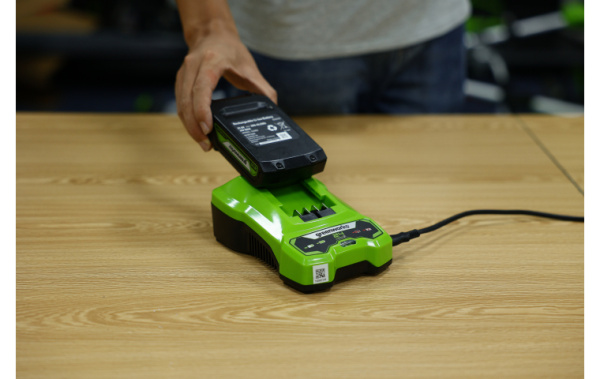 Зарядное устройство Greenworks G24C4 4А 24В