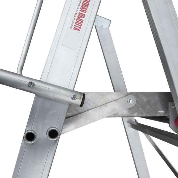 Стремянка алюминиевая 3 развальцованных ступеней 80 мм площадка 400х400 мм NV5170 Новая высота 5170103